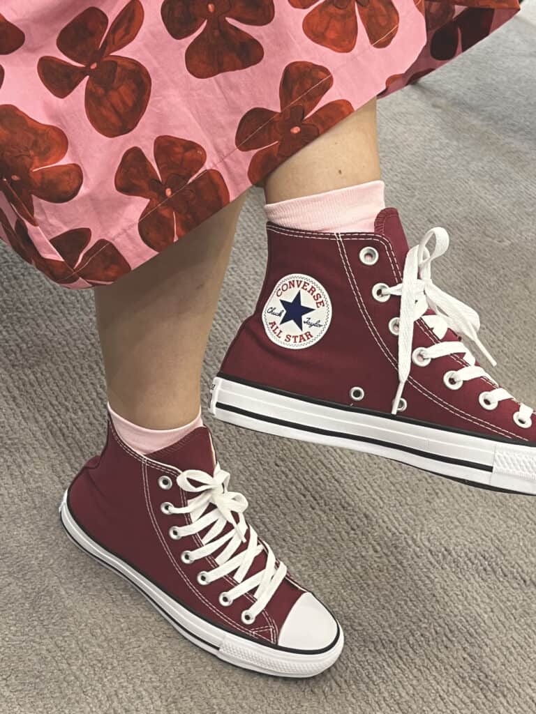 tenis-converse-all-star-espaco-con uma pessoa usando all star bordo