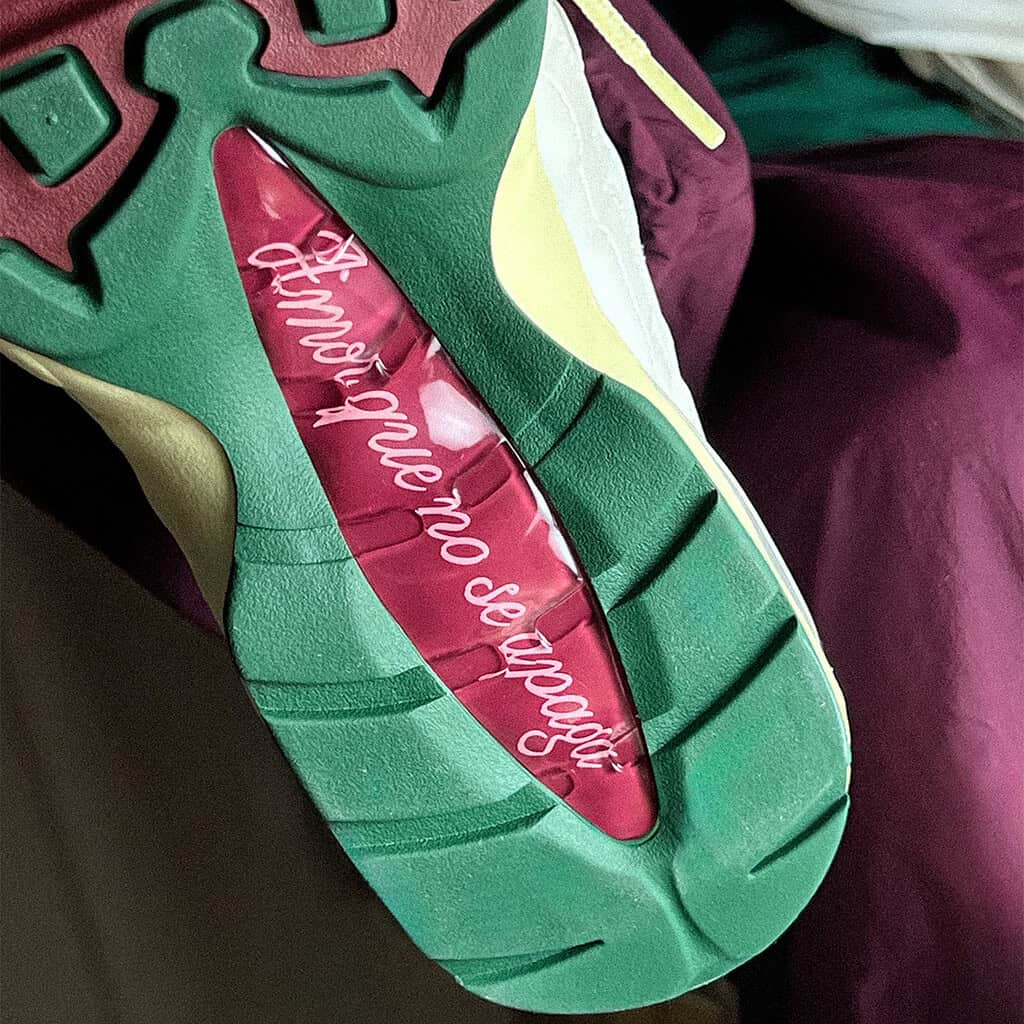 Tênis Nike com detalhes verdes, amarelos e rosa da coleção México.